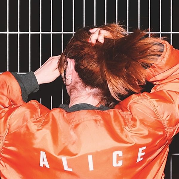Alice (Vinyl), Karies