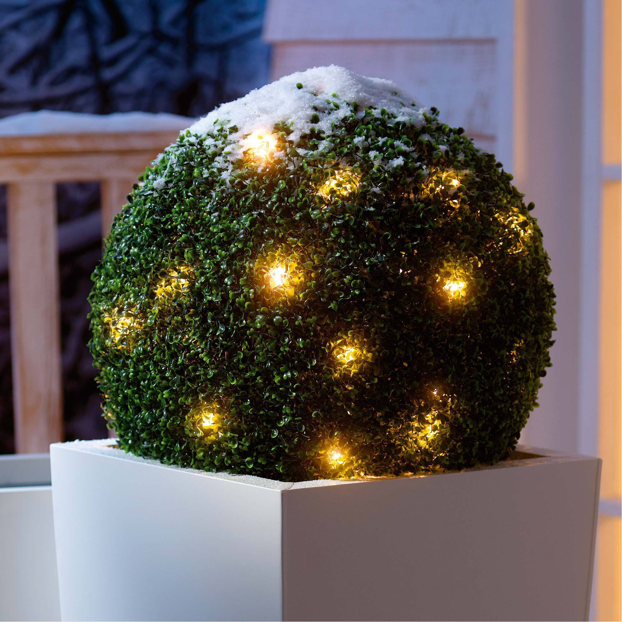 Beleuchtete Buchsbaumkugel mit LED-Lichterkette | Weltbild.de