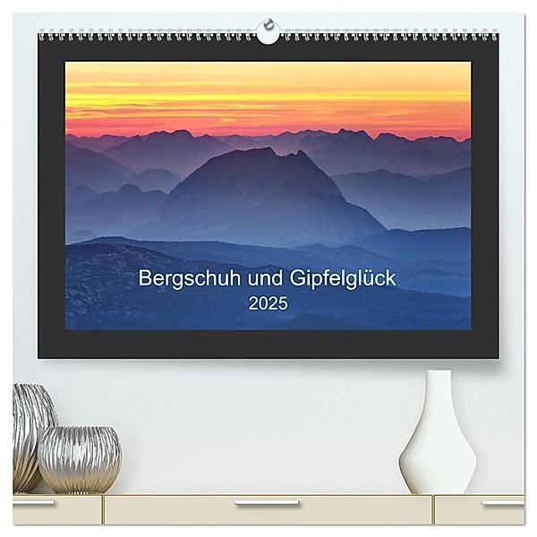 Bergschuh und Gipfelglück (hochwertiger Premium Wandkalender 2025 DIN A2 quer), Kunstdruck in Hochglanz, Calvendo, Maika Torge