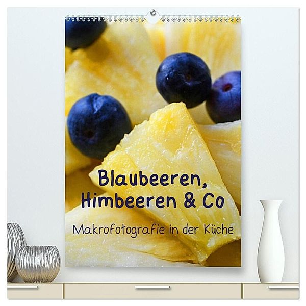 Blaubeeren, Himbeeren & Co - Makrofotografie in der Küche (hochwertiger Premium Wandkalender 2024 DIN A2 hoch), Kunstdruck in Hochglanz, Brigitte Deus-Neumann