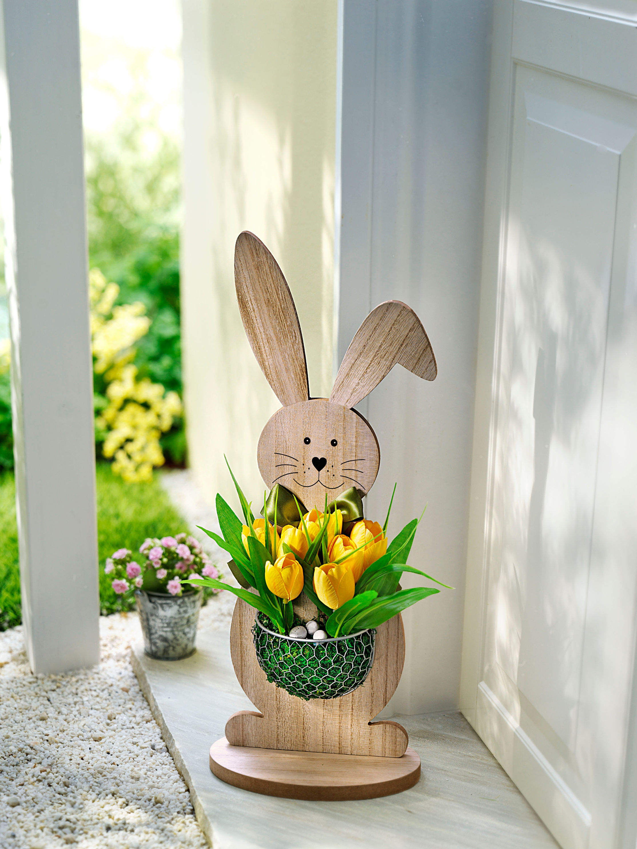 Deko-Hase Rosalie aus Holz mit Kunstblumen, 50cm