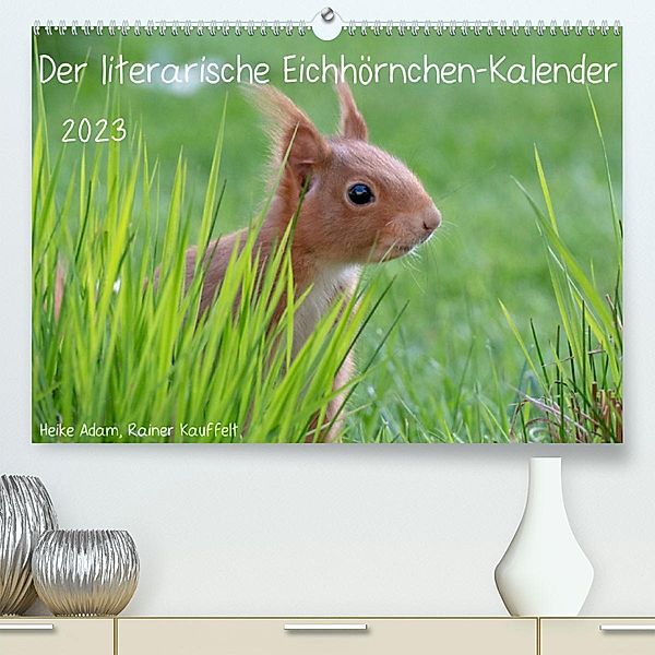 Der literarische Eichhörnchen-Kalender (Premium, hochwertiger DIN A2 Wandkalender 2023, Kunstdruck in Hochglanz), Heike Adam
