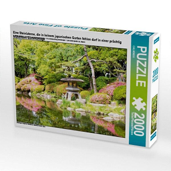 Eine Steinlaterne, die in keinem japanischen Garten fehlen darf in einer prächtig blühenden Gartenanlage (Puzzle), Calvendo