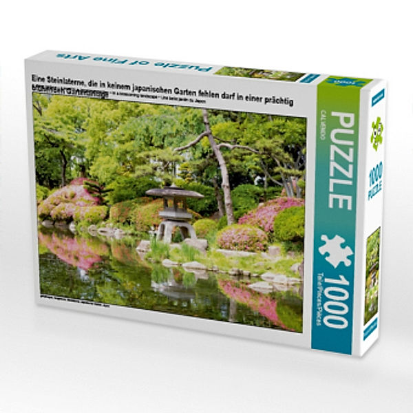 Eine Steinlaterne, die in keinem japanischen Garten fehlen darf in einer prächtig blühenden Gartenanlage (Puzzle), Calvendo