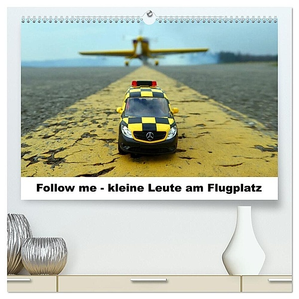 Follow me - kleine Leute am Flugplatz (hochwertiger Premium Wandkalender 2024 DIN A2 quer), Kunstdruck in Hochglanz, Kunst Fliegerin