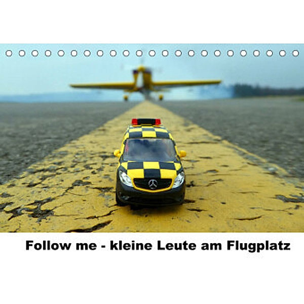 Follow me - kleine Leute am Flugplatz (Tischkalender 2022 DIN A5 quer), Kunst Fliegerin