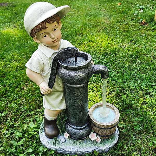 Gartenfigur Anton am Brunnen mit LED-Beleuchtung