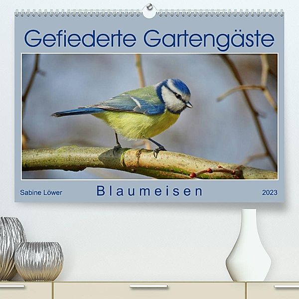 Gefiederte Gartengäste, Blaumeisen (Premium, hochwertiger DIN A2 Wandkalender 2023, Kunstdruck in Hochglanz), Sabine Löwer
