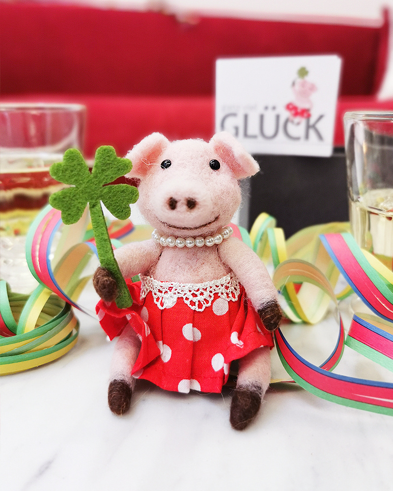 24 x Glücksschwein viel Glück in Tütchen im Display Tüte Piggy 