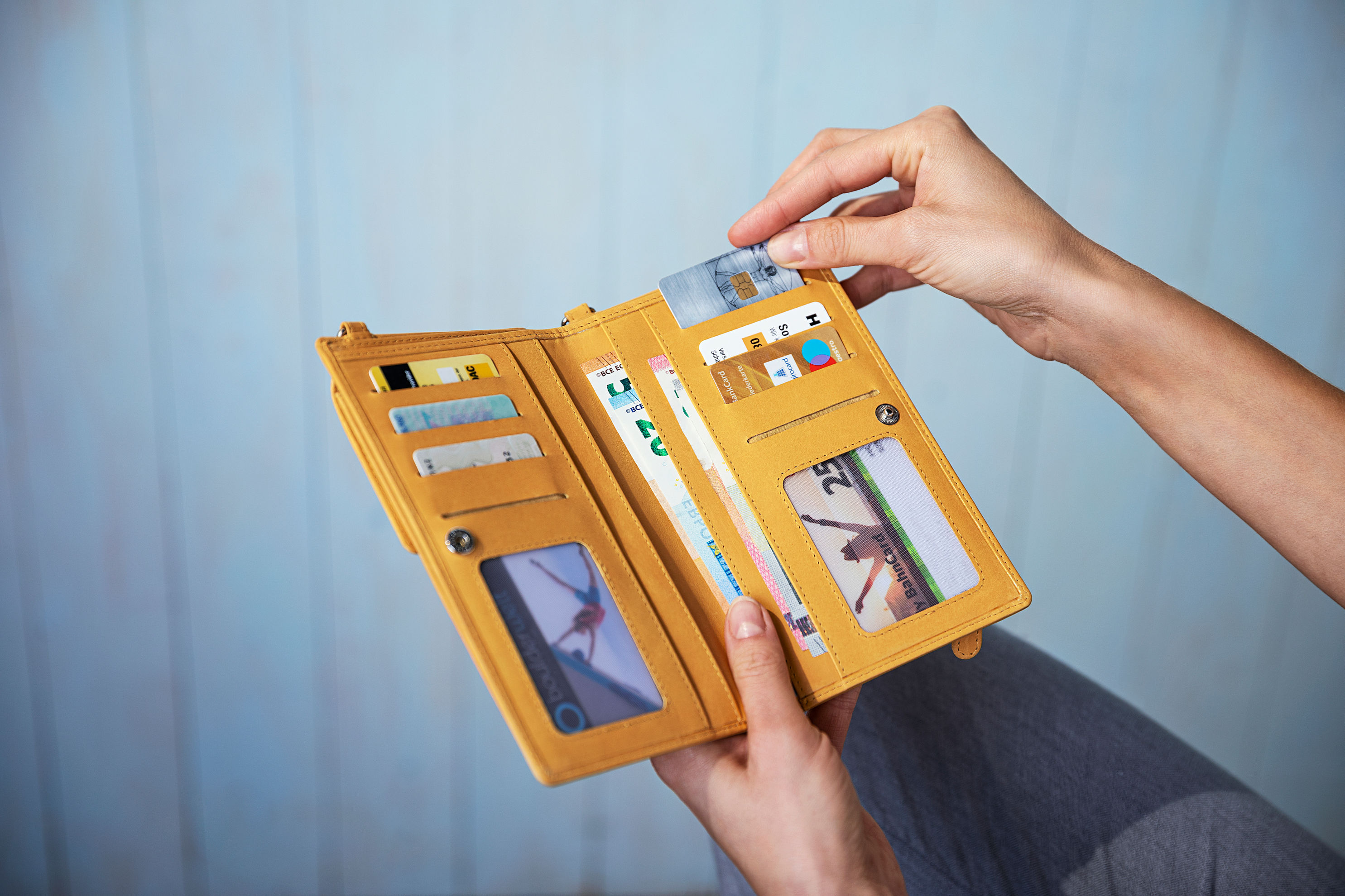 Handy-Umhängetasche mit Kartenfächern, Leder Farbe: cognac | Weltbild.ch