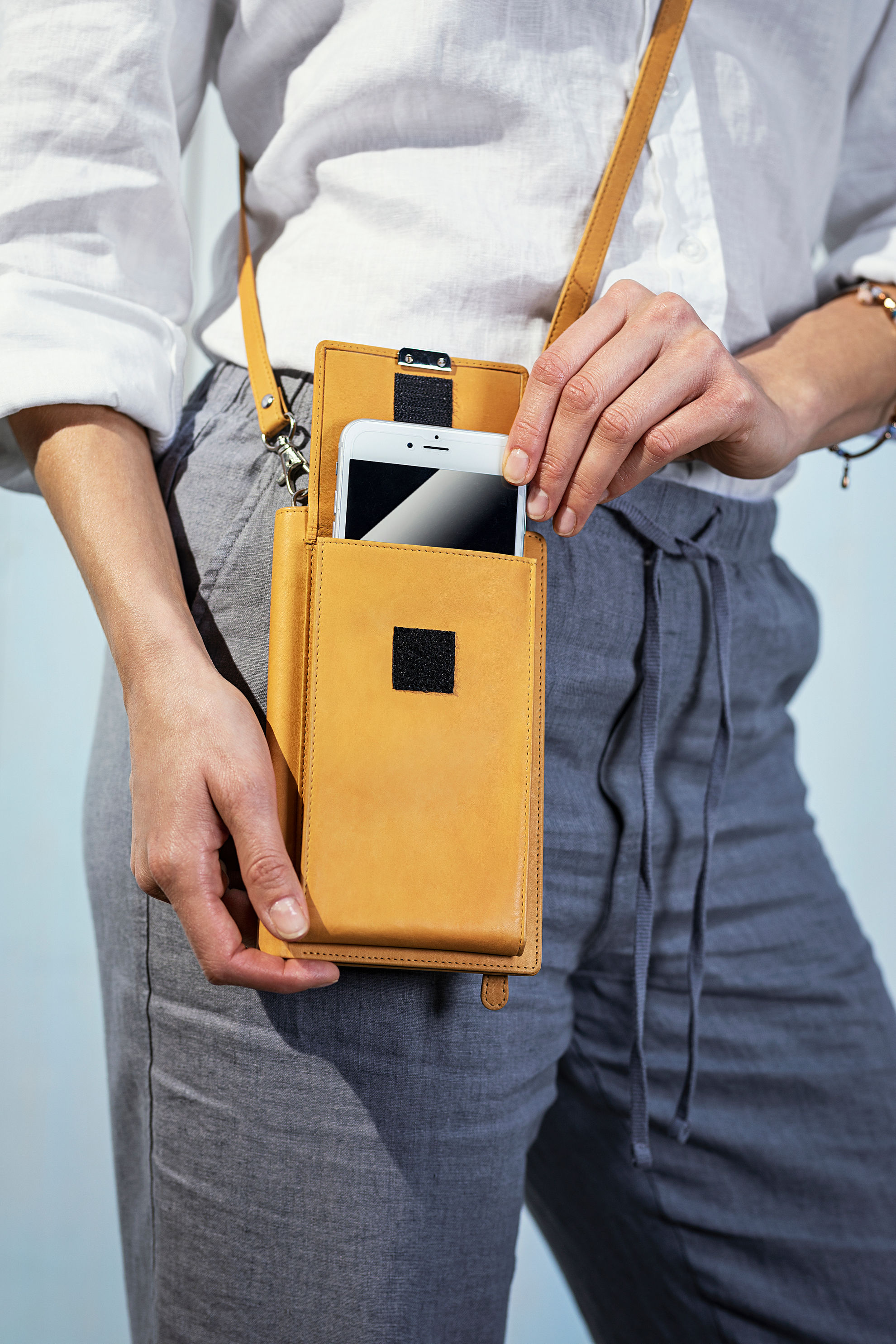Handy-Umhängetasche mit Kartenfächern, Leder Farbe: gelb | Weltbild.de