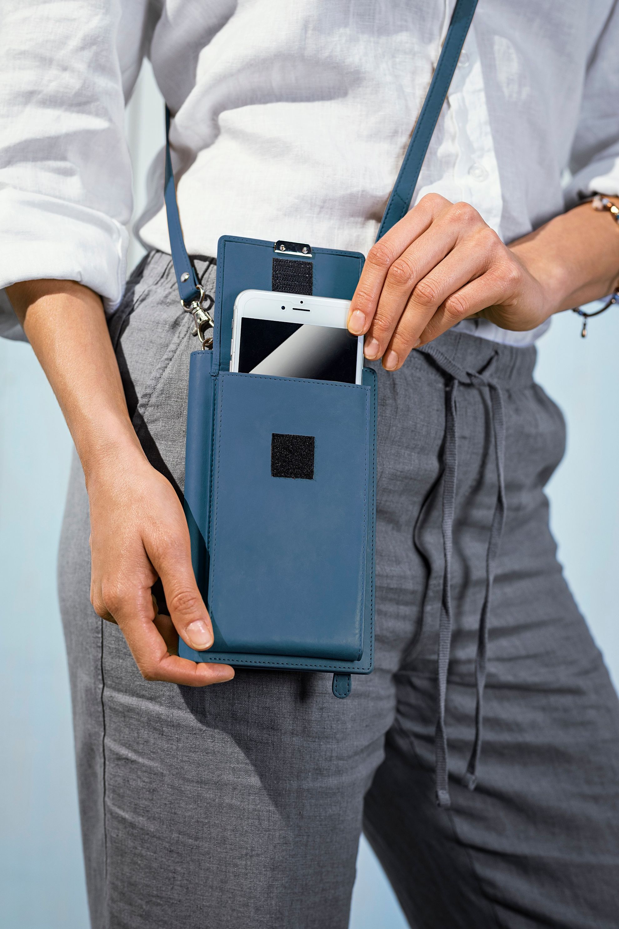 Handy-Umhängetasche mit Kartenfächern, Leder Farbe: jeansblau | Weltbild.de