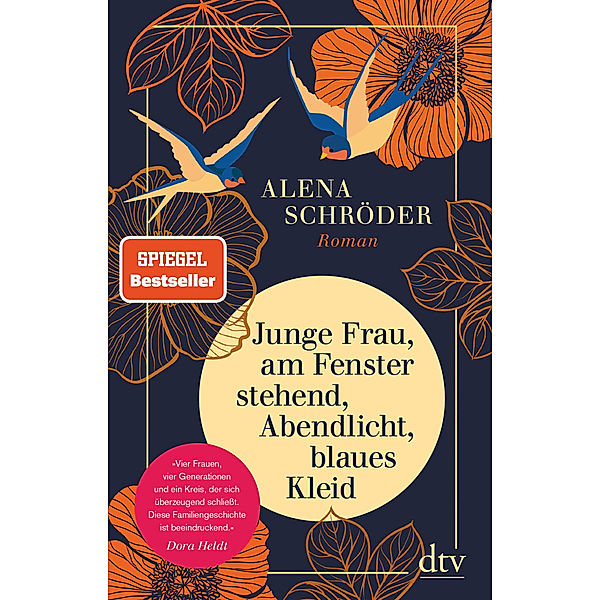 Junge Frau, am Fenster stehend, Abendlicht, blaues Kleid, Alena Schröder