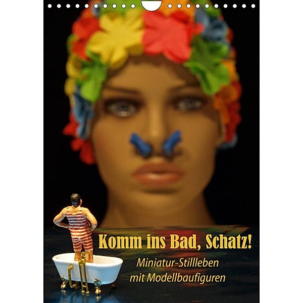Komm ins Bad, Schatz! Miniatur-Stillleben mit Modellbaufiguren (Wandkalender 2023 DIN A4 hoch), Susanne Ochs