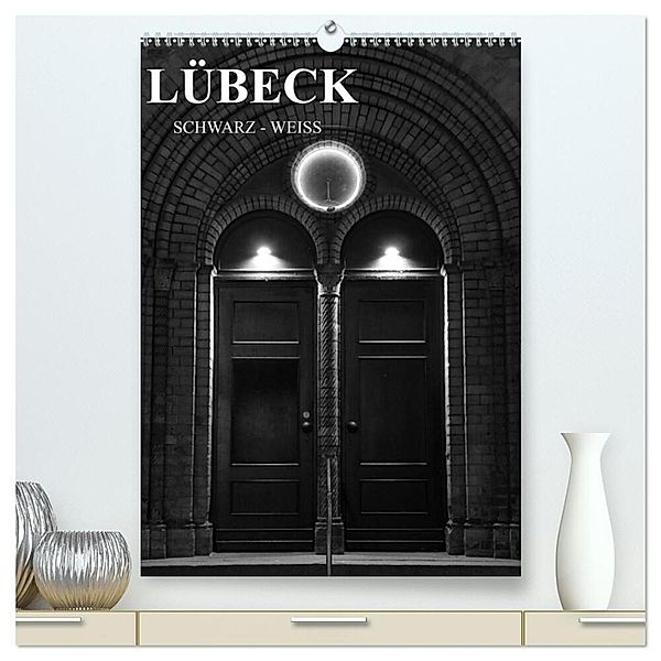 Lübeck schwarz-weiß (hochwertiger Premium Wandkalender 2024 DIN A2 hoch), Kunstdruck in Hochglanz, Oliver Peters