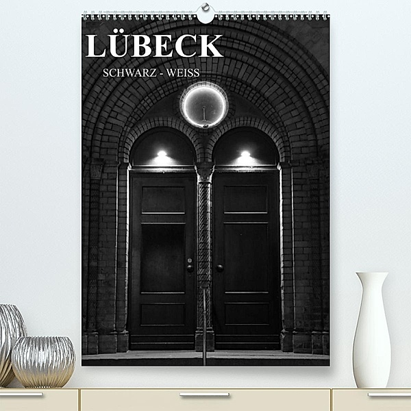 Lübeck schwarz-weiß (Premium, hochwertiger DIN A2 Wandkalender 2023, Kunstdruck in Hochglanz), Oliver Peters