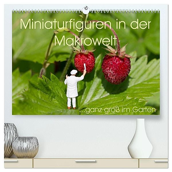 Miniaturfiguren in der Makrowelt ...ganz gross im Garten (hochwertiger Premium Wandkalender 2024 DIN A2 quer), Kunstdruck in Hochglanz, stephi abels