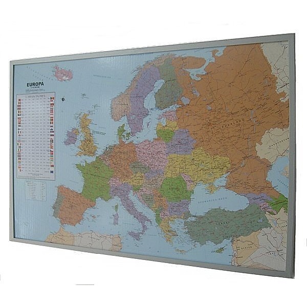 Politische Europakarte auf Kork-Pinnwand