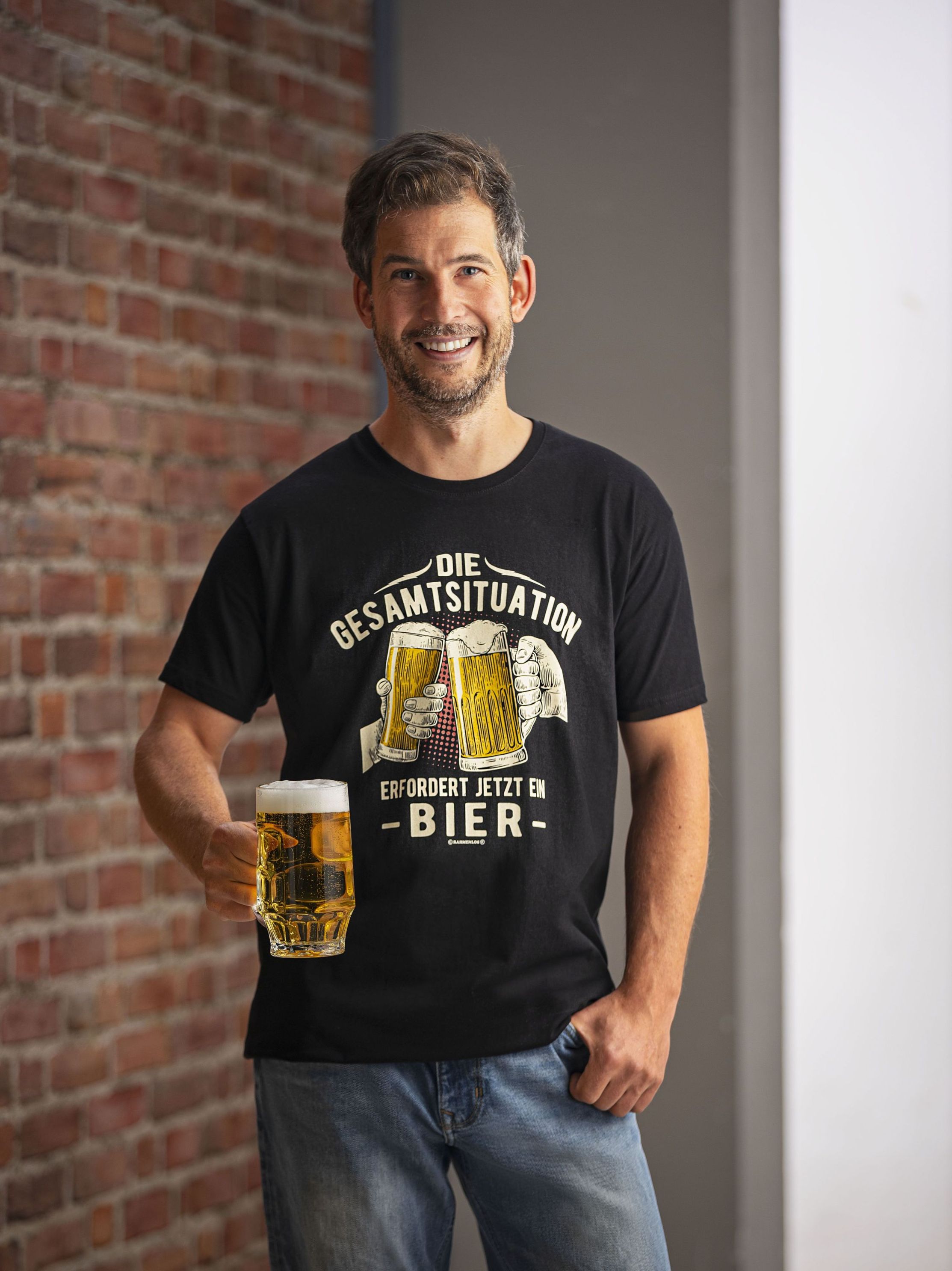 T-Shirt Die Gesamtsituation erfordert jetzt ein Bier Größe: L | Weltbild.de