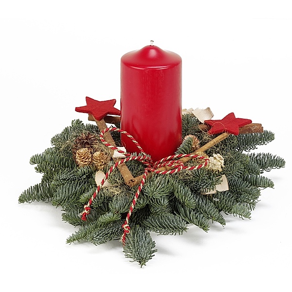 Weihnachtliches Gesteck auf Nobilisgrün, einer großen roten Kerze 12cm hoch,7cm dick, und rot gehaltener Deko