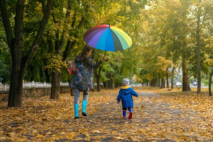 Ausflug im Herbst - Mutter und Kind mit Gummistiefeln