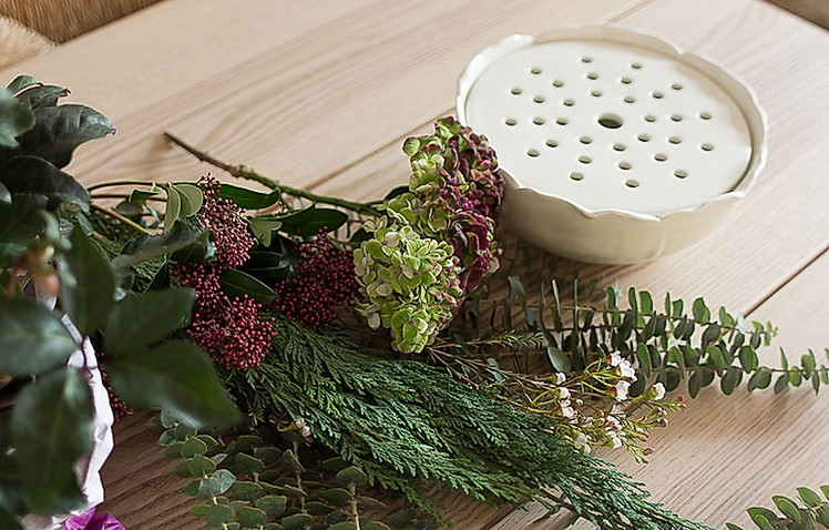 Neben grüner Thuja und Eukalyptus kommen Hortensien, Skimmia und Wachsblumen zum Einsatz.