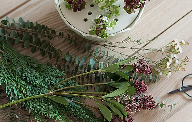 Bei einer großen Blüte teilen und die kleinen Blüten in gleicher Höhe in die Vase stecken.