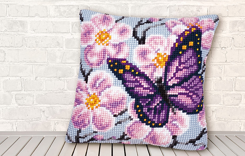 Kreuzstich-Kissen mit Schmetterling