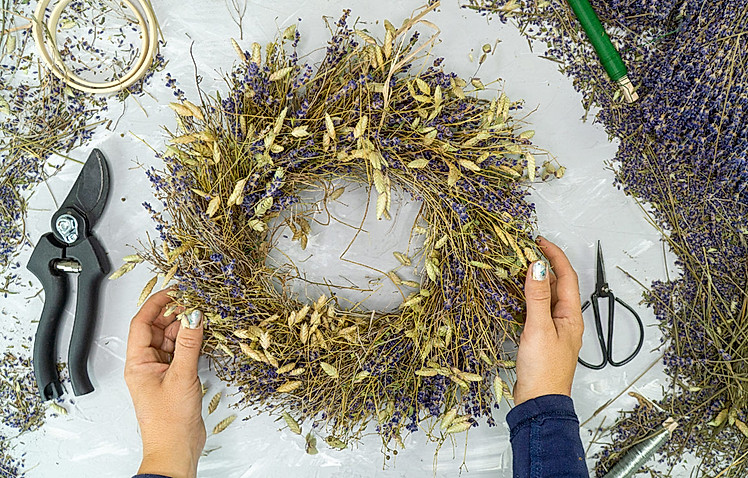 Tischdeko Herbst: Anleitung für einen Lavendel-Kranz