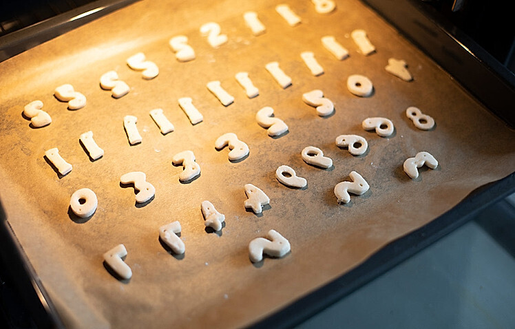 Die getrockneten Zahlen auf ein Backblech legen und jetzt bei 140 °C Ober- und Unterhitze 30 bis 60 Minuten backen.