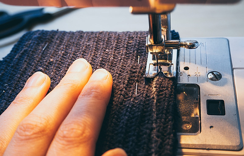 Handschuhe stricken ist Ihnen zu schwierig? Kein Problem: Mit Nadel und Faden werden aus einem ausgedienten Pullover ratzfatz neue Fäustlinge