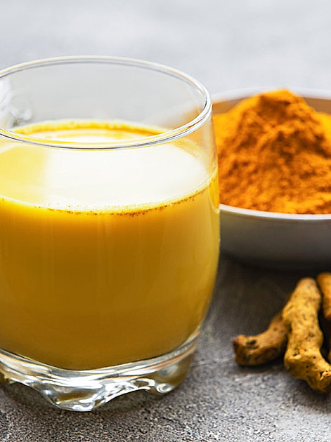 Goldene-Milch-Rezept: Zutaten und fertiges Getränk - Orbisana-Ratgeber