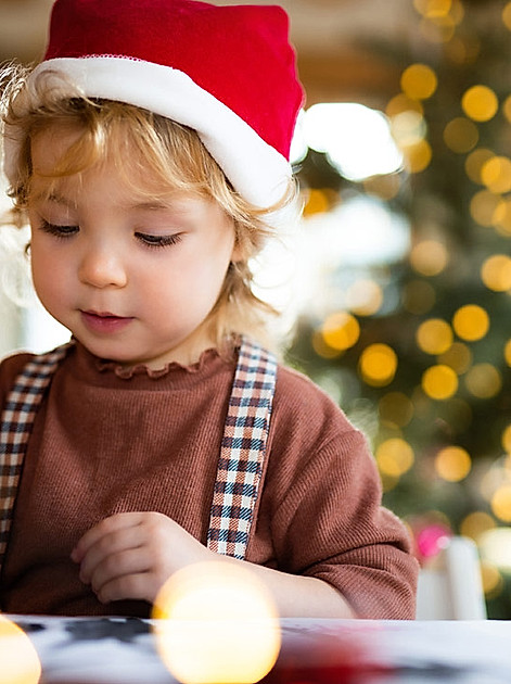 Weihnachtsbasteln mit Kindern: Stimmungsvolle Kreativ-Tipps für kleine und grosse Hände