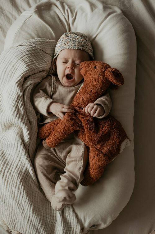 Baby mit Kuscheltierreh von SENGER Naturwelt