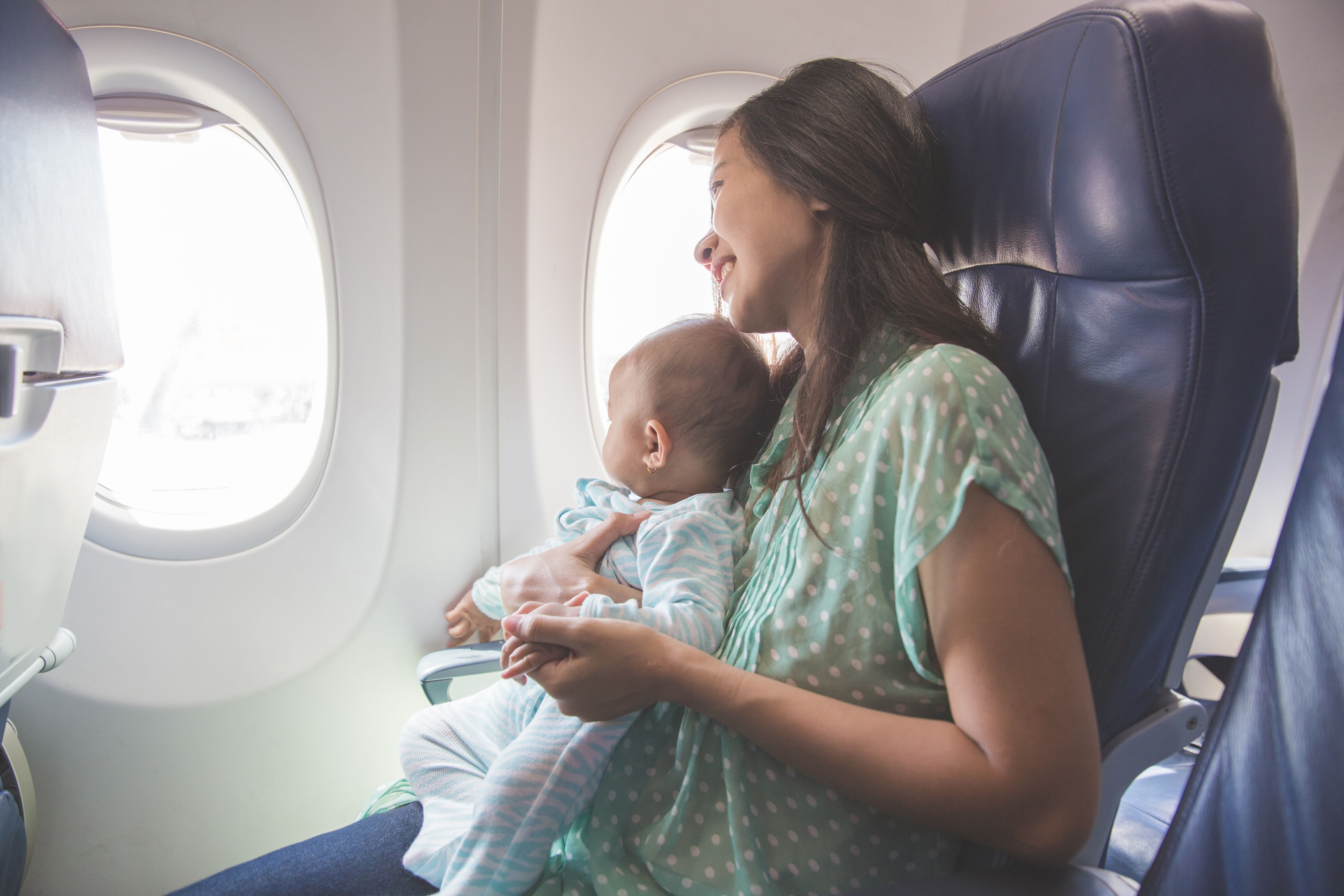 Fliegen mit Baby und Kind: Worauf achten? - Erste Hilfe Kind