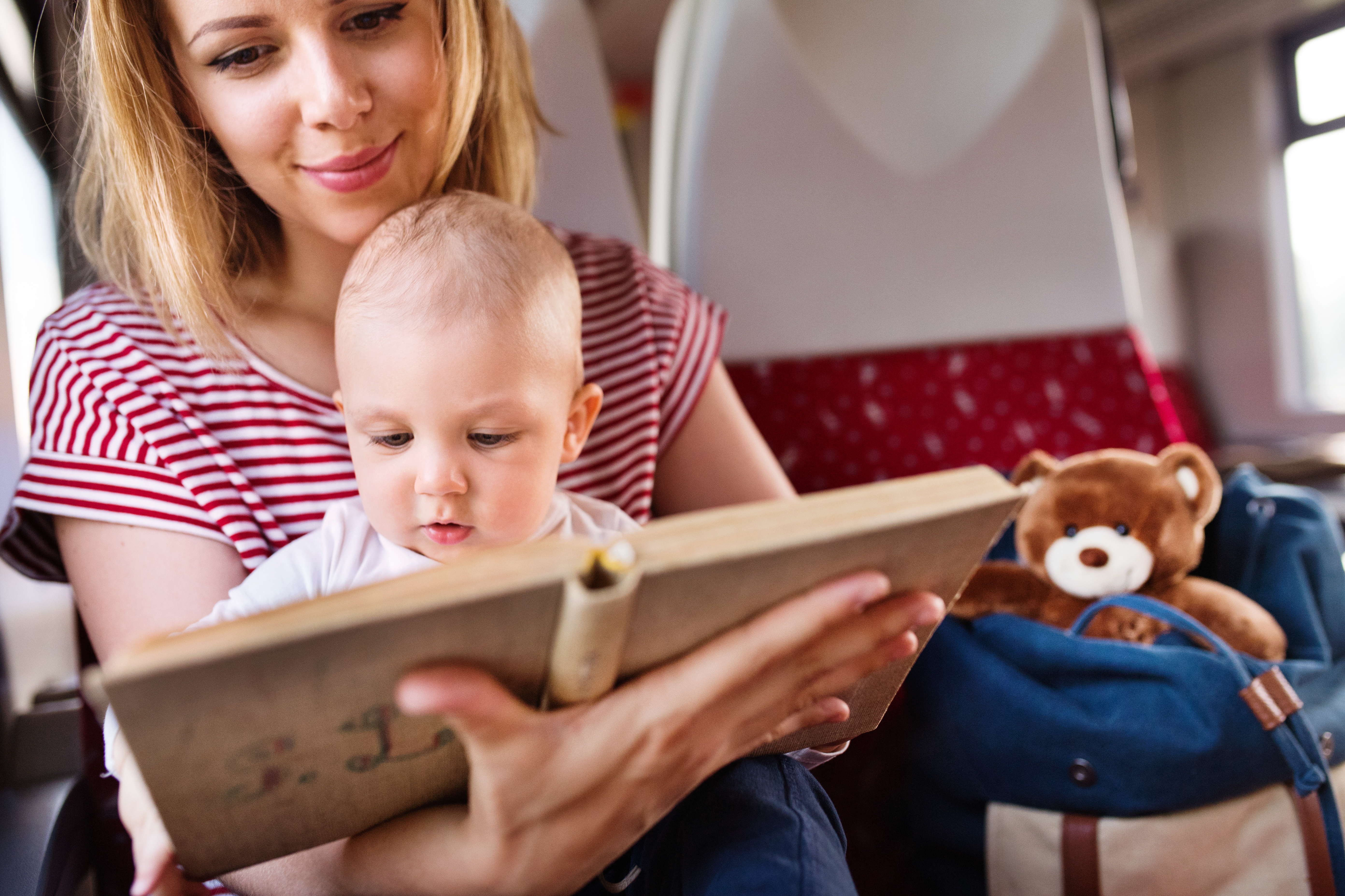 Mutter und Kind im Zug mit Buch