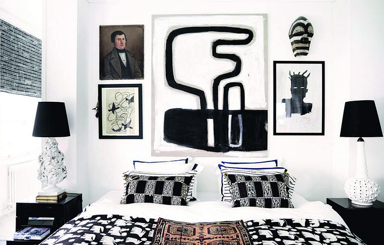 Schlafzimmer von Malene Birger mit Bett, Nachttischen und Gemälden