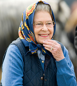 Queen Elizabeth II. lächelnd