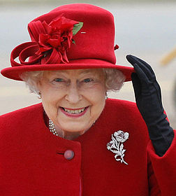 Queen Elizabeth II. im roten Outfit