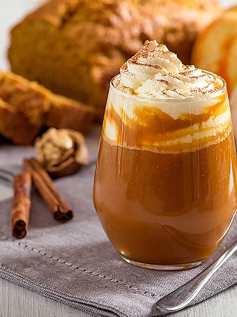 Testen Sie unser Pumpkin Spice Latte Rezept und geniessen Sie das Trend-Herbstgetränk!