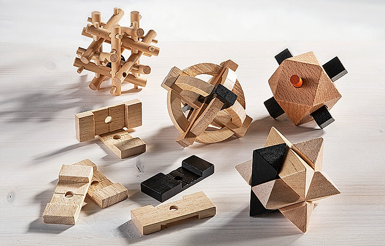 Gehirnjogging für Erwachsene und Kinder: Knobelspiele aus Holz eignen sich für alle Altersgruppen.