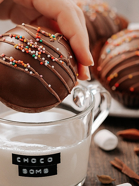 Heisse Schokolade war gestern, die Hot Chocolate Bomb ist der neue Getränke-Trend