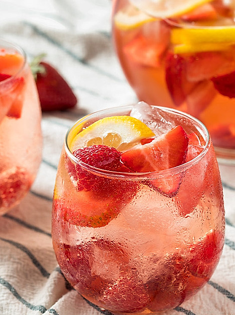 Erdbeerbowle Rezept mit und ohne Alkohol